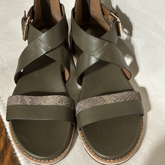 Sandals. Söfft. 8.5m. Green, snake trim. NWOT - Picture 6 of 7